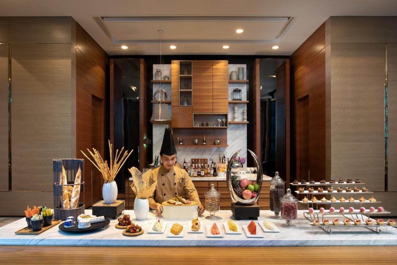 Sofitel Kuala Lumpur Damansara Hotel Ngoại thất bức ảnh A pastry chef at work