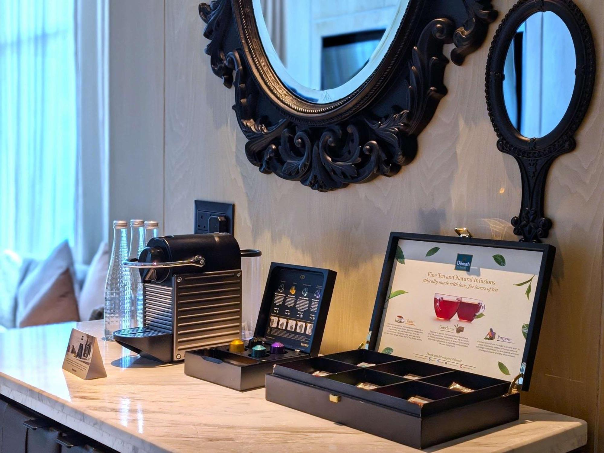Sofitel Kuala Lumpur Damansara Hotel Ngoại thất bức ảnh A makeup kit